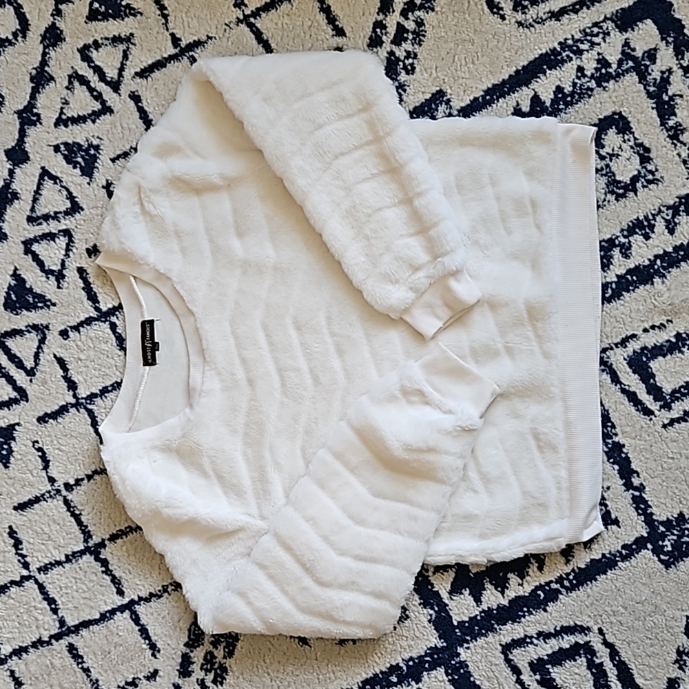 Juniors Sz L White Faux Fur Sweater